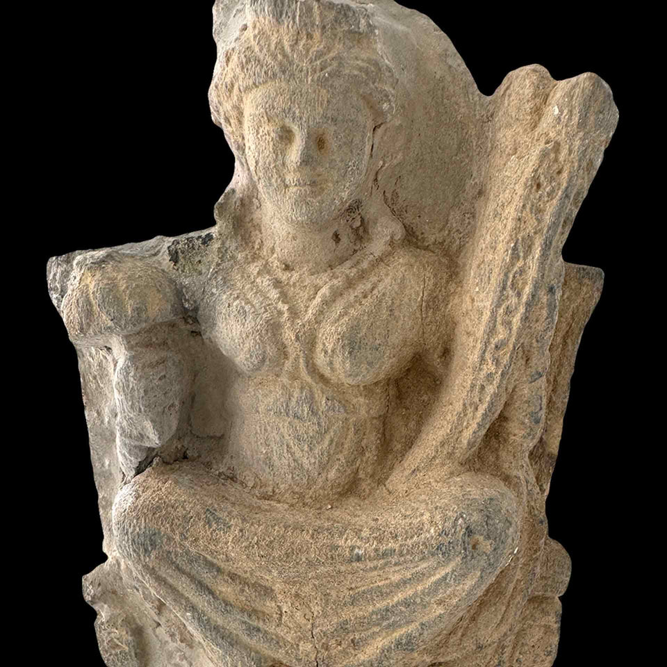 Sculpture de femme Gandhara en Schiste Gris (Gréco-Bouddhique) - Ier à Ve siècle