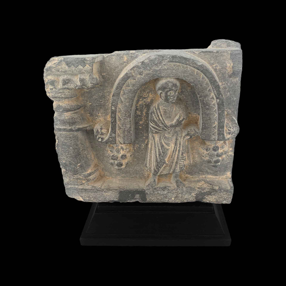 Serviteur de Bouddha en Schiste Gris (Gandhara) - Ve siècle Avant à Ier siècle Après JC