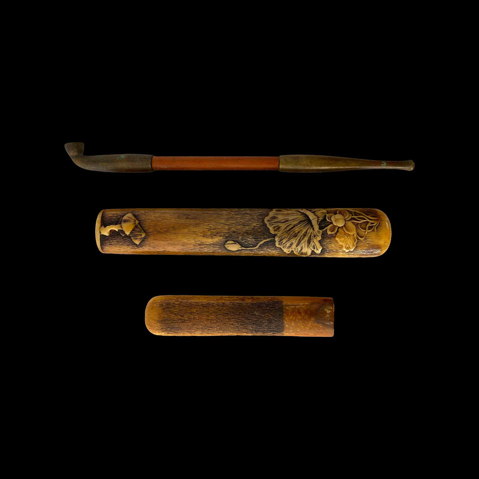 Étui à Pipe (Musuô-Zutsu) Motifs Végétaux en Bois de Cerf Sculpté (Japon) - Milieu du XIXe siècle