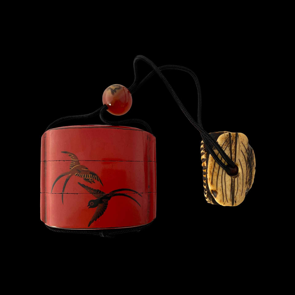 Inro Motif Hirondelles en Bois Laqué Rouge et son Netsuké (Japon) - XIXe siècle