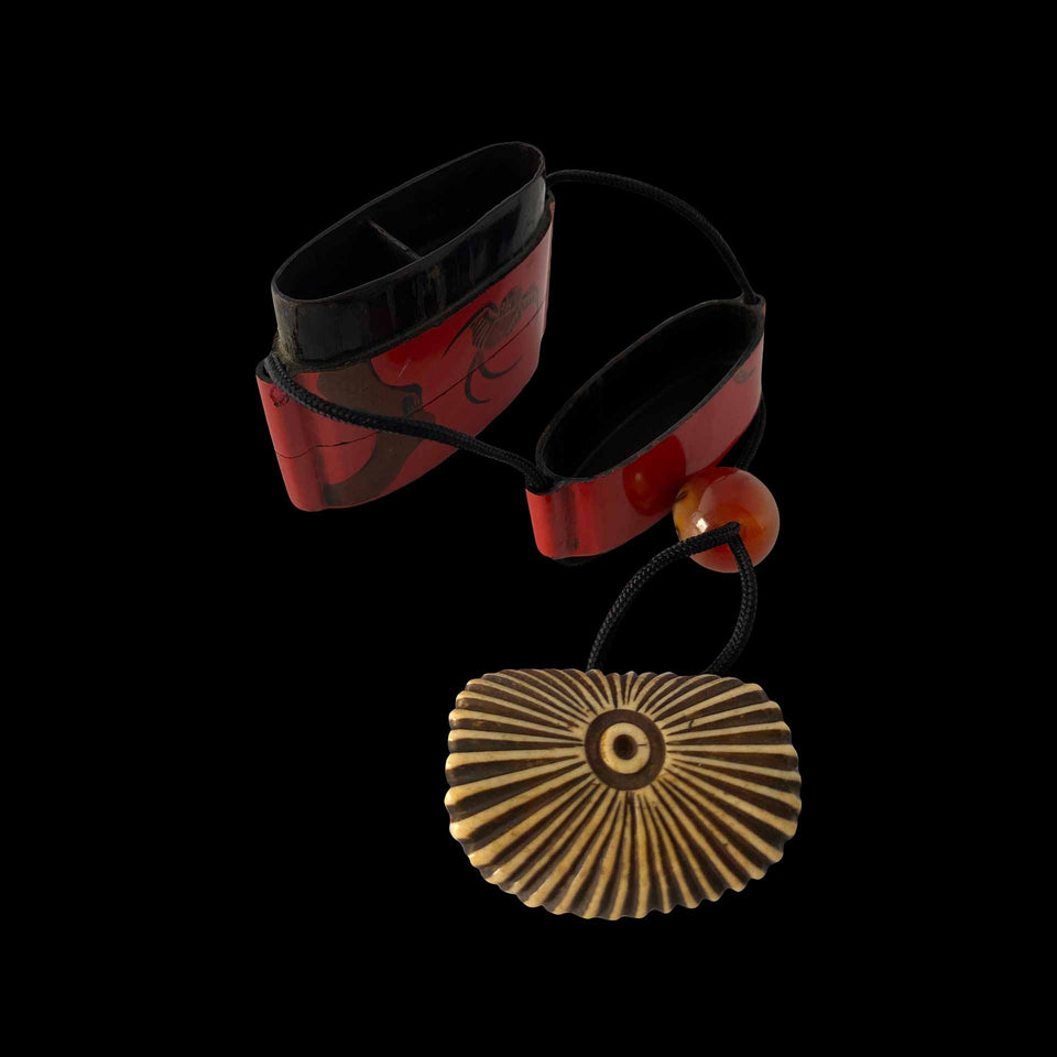 Inro Motif Hirondelles en Bois Laqué Rouge et son Netsuké (Japon) - XIXe siècle