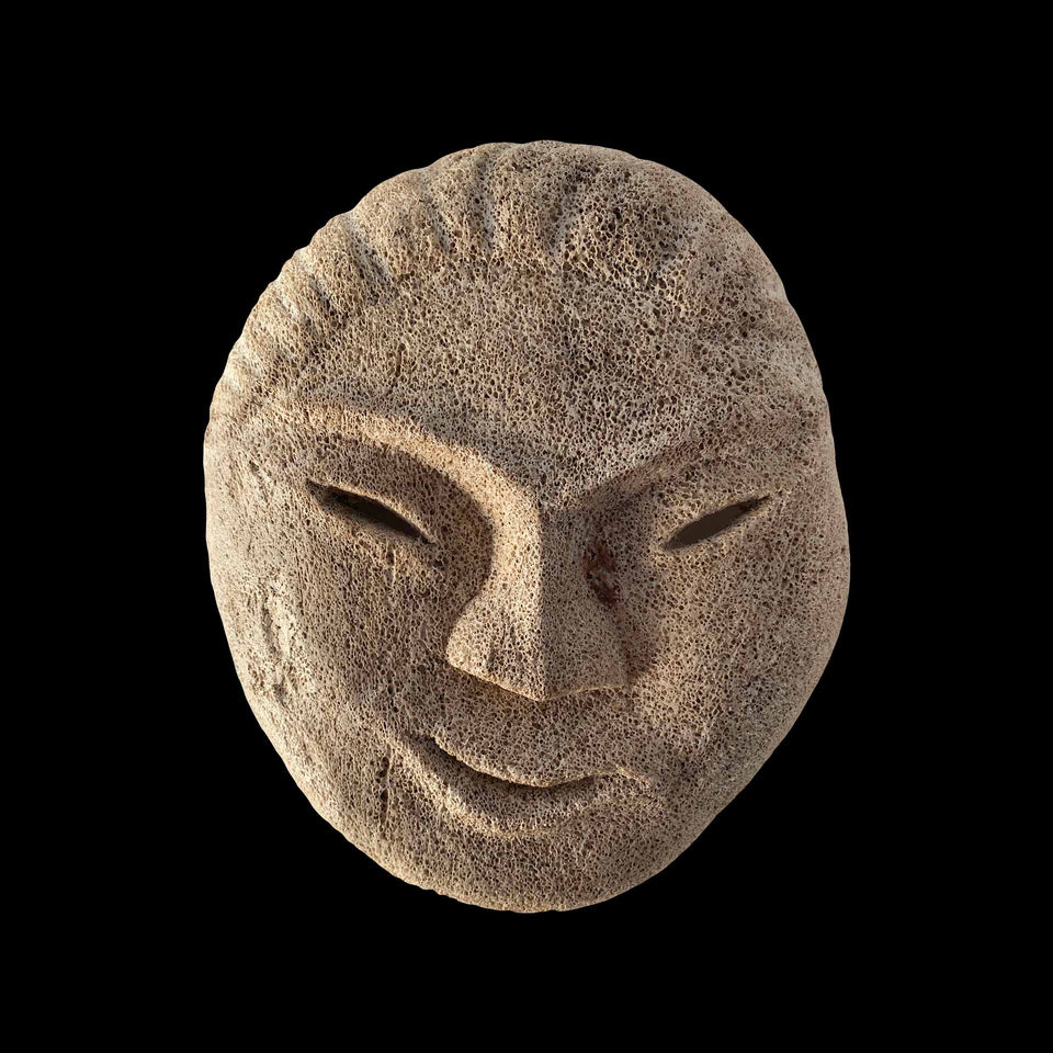 Masque Rituel Inuit en Os de Baleine Sculpté (Alaska) - Milieu du XIXe siècle