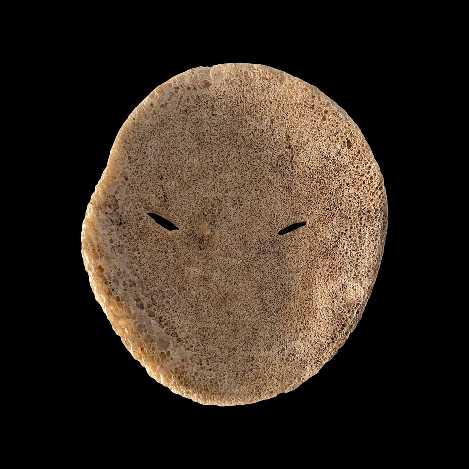 Masque Rituel Inuit en Os de Baleine Sculpté (Alaska) - Milieu du XIXe siècle