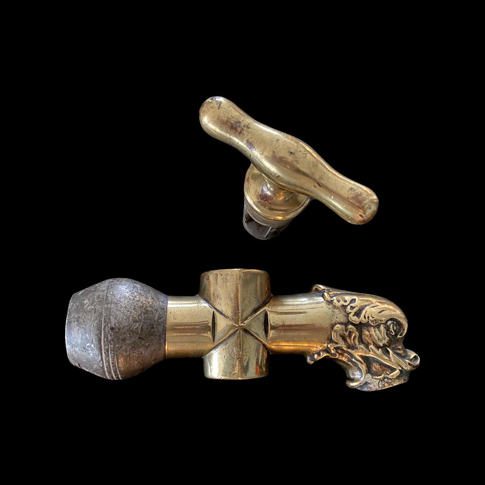 Robinet "Tête de Dauphin" en Bronze (Europe) - XVIIe siècle