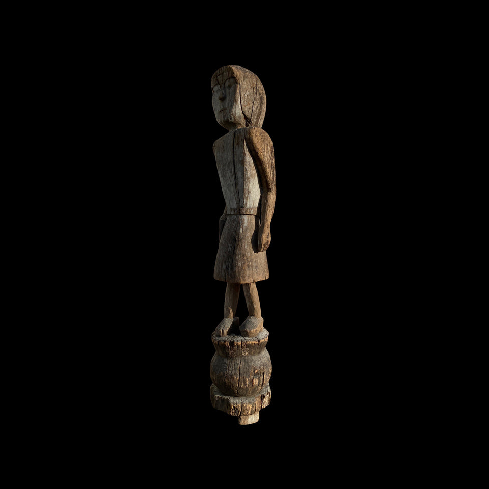Statue Funéraire Jaraï de Femme au Livre en Bois Sculpté (Vietnam) - Milieu du XXe siècle