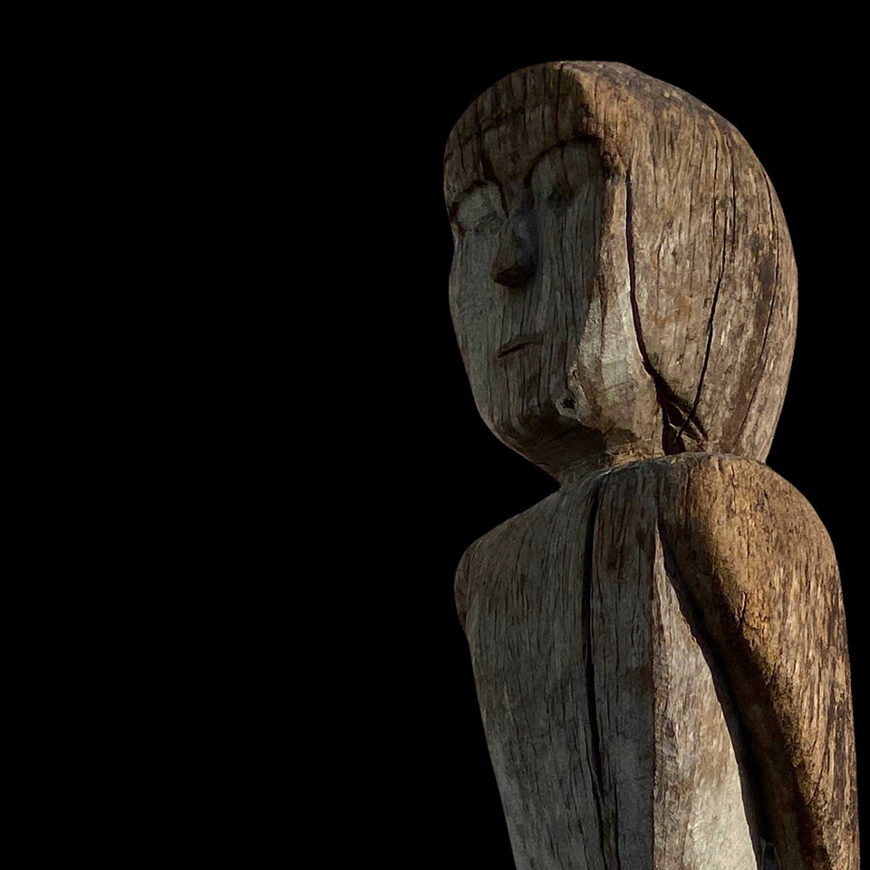 Statue Funéraire Jaraï de Femme au Livre en Bois Sculpté (Vietnam) - Milieu du XXe siècle