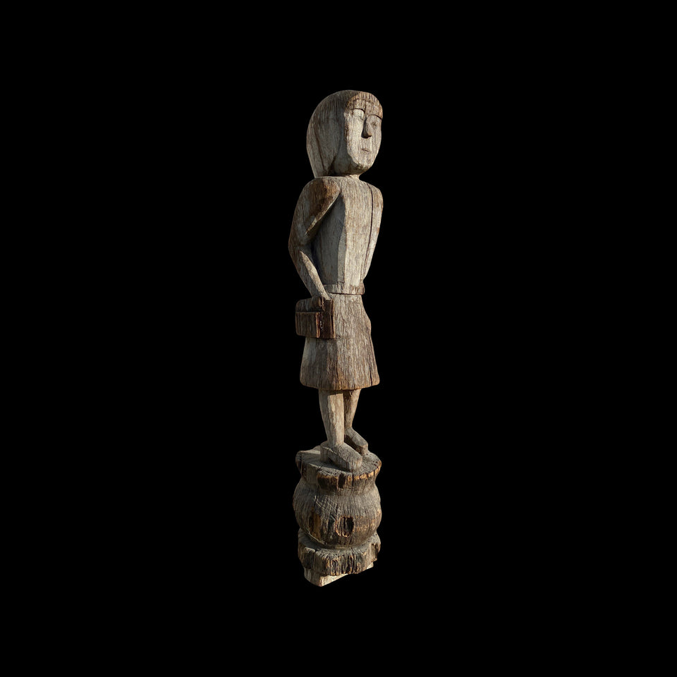 Statue Funéraire Jaraï de Femme au Livre en Bois Sculpté (Vietnam) - Milieu du XXe siècle