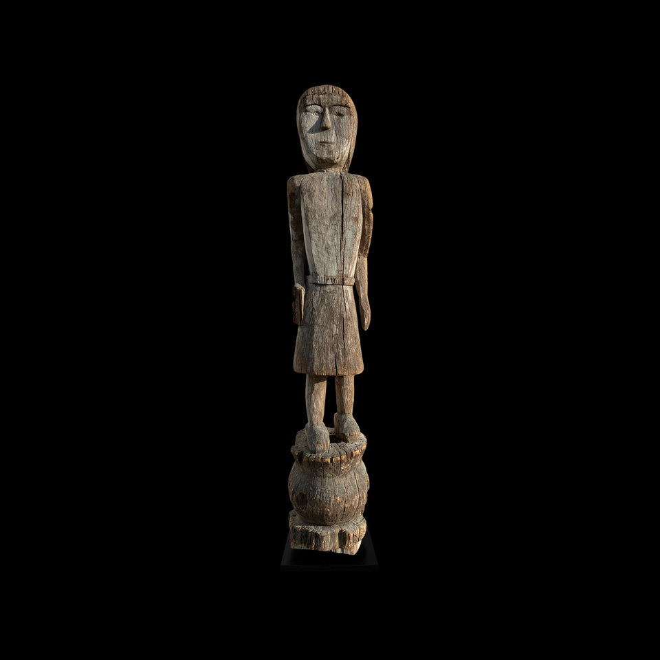 Statue Funéraire Jaraï de Femme au Livre en Bois Sculpté (Vietnam) - Milieu du XXe siècle