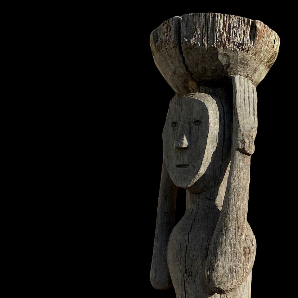 Statue Funéraire Jaraï d’Homme à Coupe en Bois Sculpté (Vietnam) - Milieu du XXe siècle