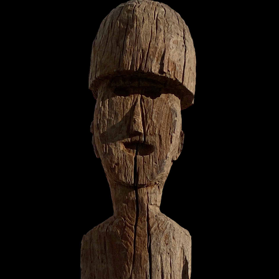 Statue Funéraire Jaraï de Grand Homme Casqué en Bois Sculpté (Vietnam) - Milieu du XXe siècle