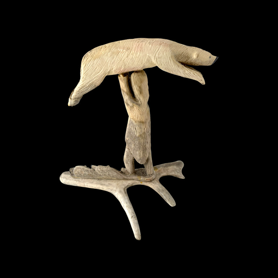 Sculpture Inuit "Maître des Ours" en Os de Caribou (Alaska) - Années 1960/1970