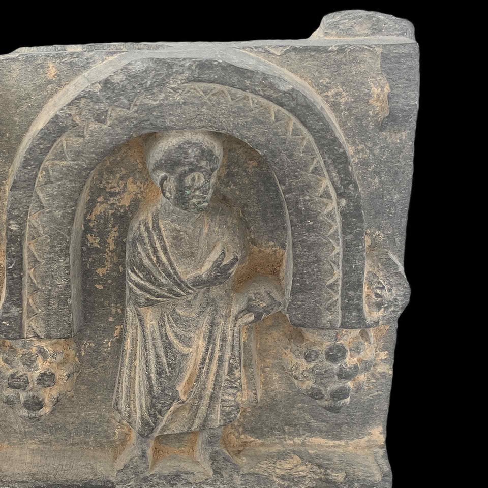 Serviteur de Bouddha en Schiste Gris (Gandhara) - Ve siècle Avant à Ier siècle Après JC
