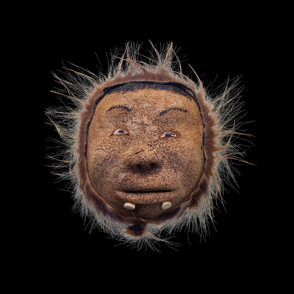 Masque Eskimo en Os de Baleine Sculpté et Fourrure (Sibérie) - Début du XXe siècle