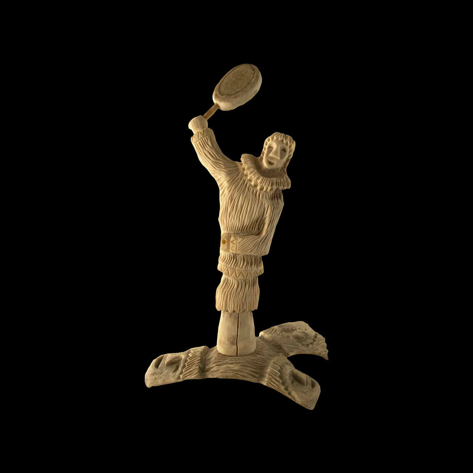 Personnage au Tambourin Inuit en Os de Caribou Sculpté (Alaska) - XXe siècle
