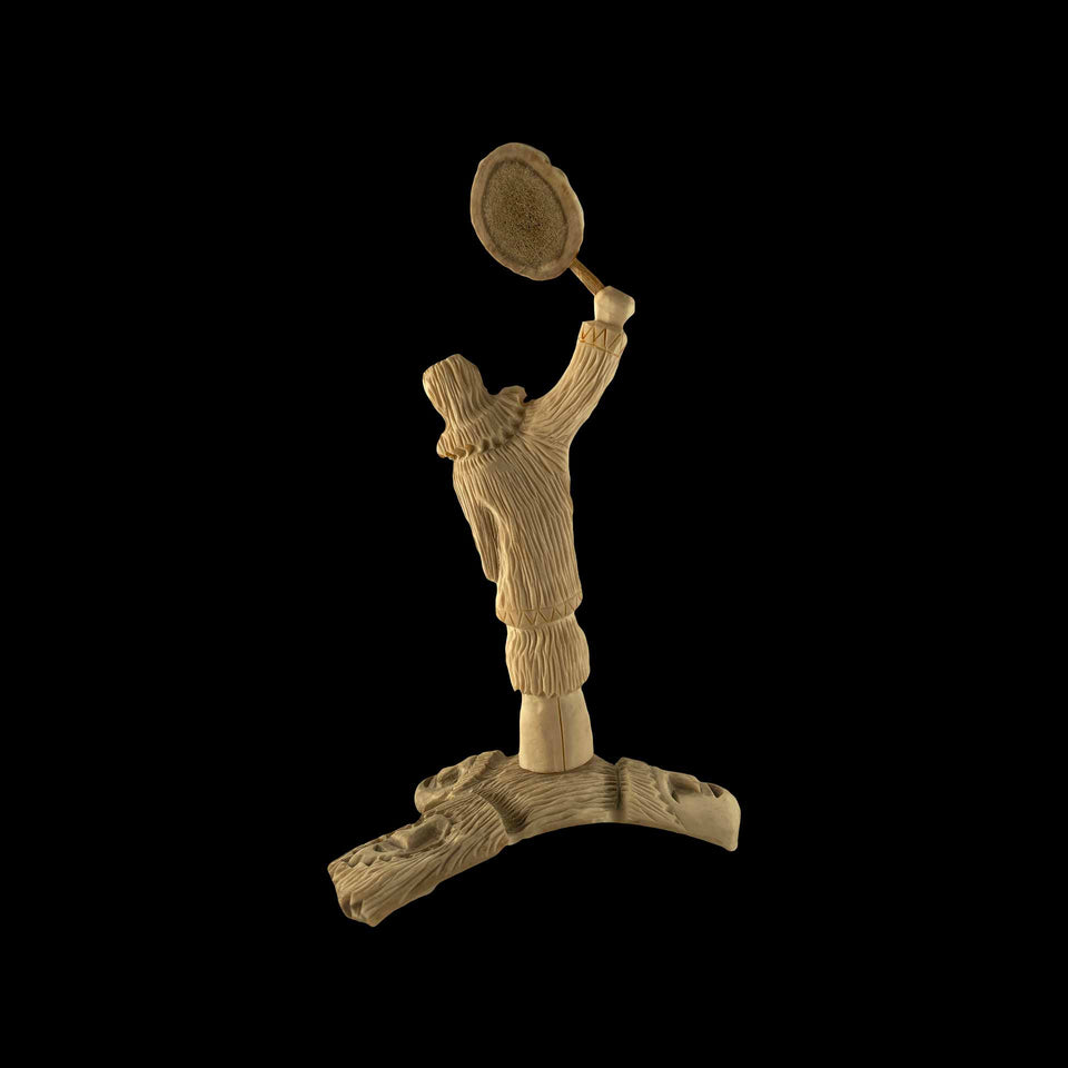 Personnage au Tambourin Inuit en Os de Caribou Sculpté (Alaska) - XXe siècle