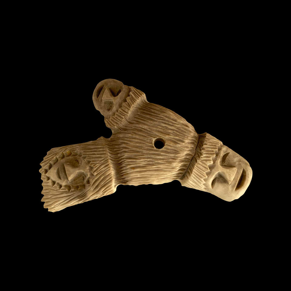 Personnage au Tambourin Inuit en Os de Caribou Sculpté (Alaska) - XXe siècle