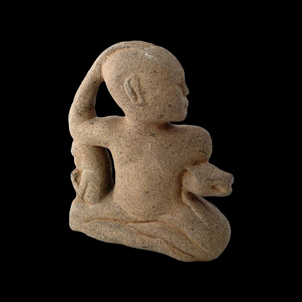 "Personnage Main sur la Tête" en Pierre Sculptée (Îles Trobriand) - Début du XXe siècle