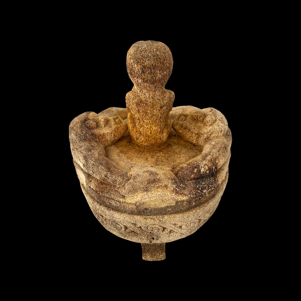Pot à Offrandes Tanimbar en Os de Baleine Sculpté (Indonésie) - XXe siècle