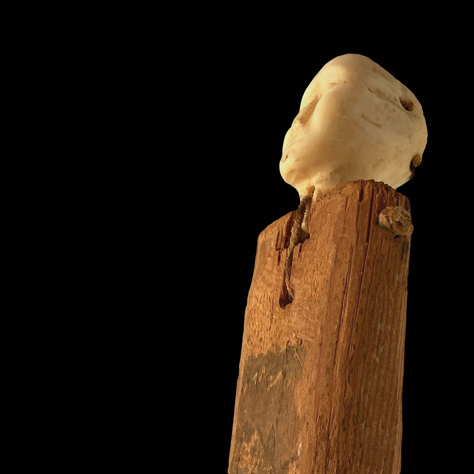 Poupée Inuit en Bois et Cachalot Sculptés (Alaska) - Première Moitié du XXe siècle
