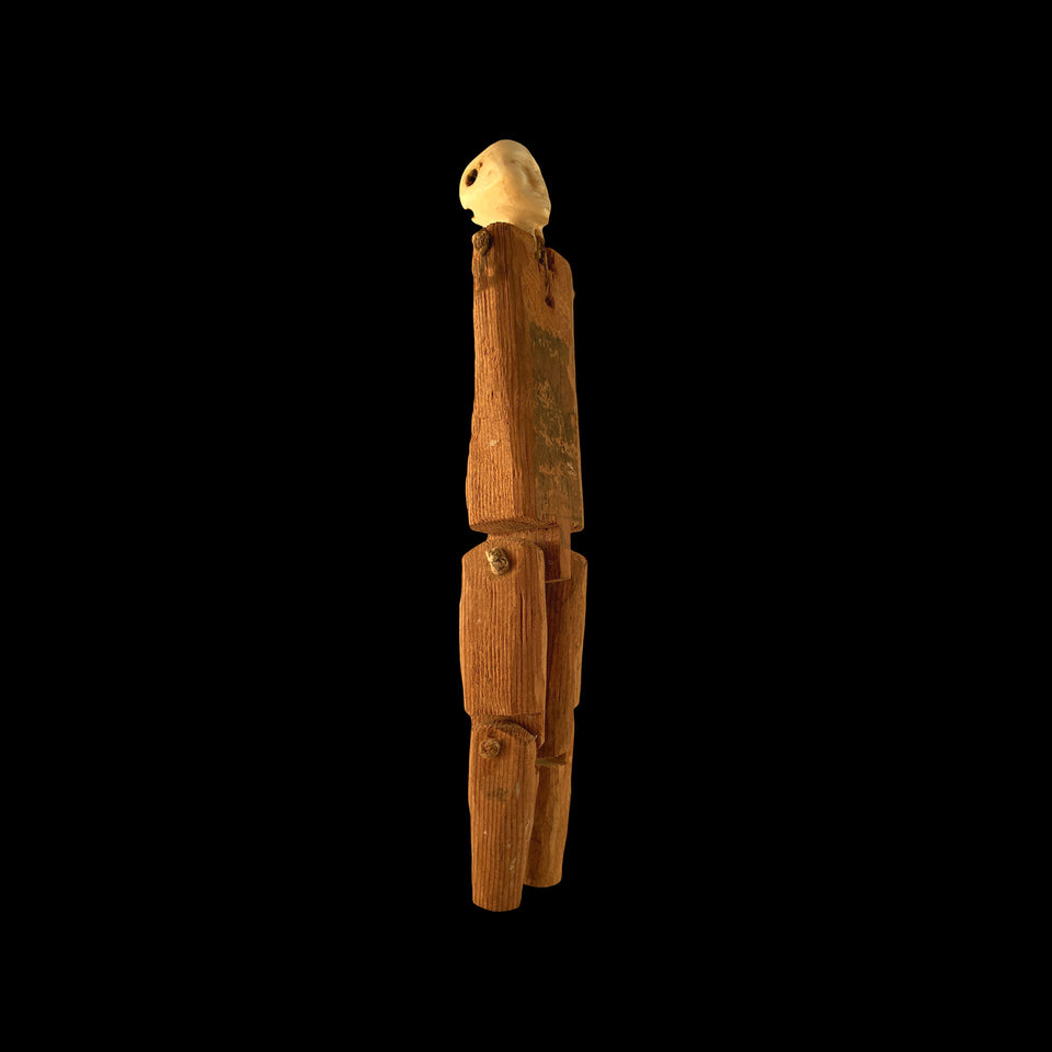 Poupée Inuit en Bois et Cachalot Sculptés (Alaska) - Première Moitié du XXe siècle