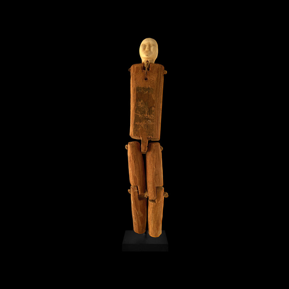 Poupée Inuit en Bois et Cachalot Sculptés (Alaska) - Première Moitié du XXe siècle