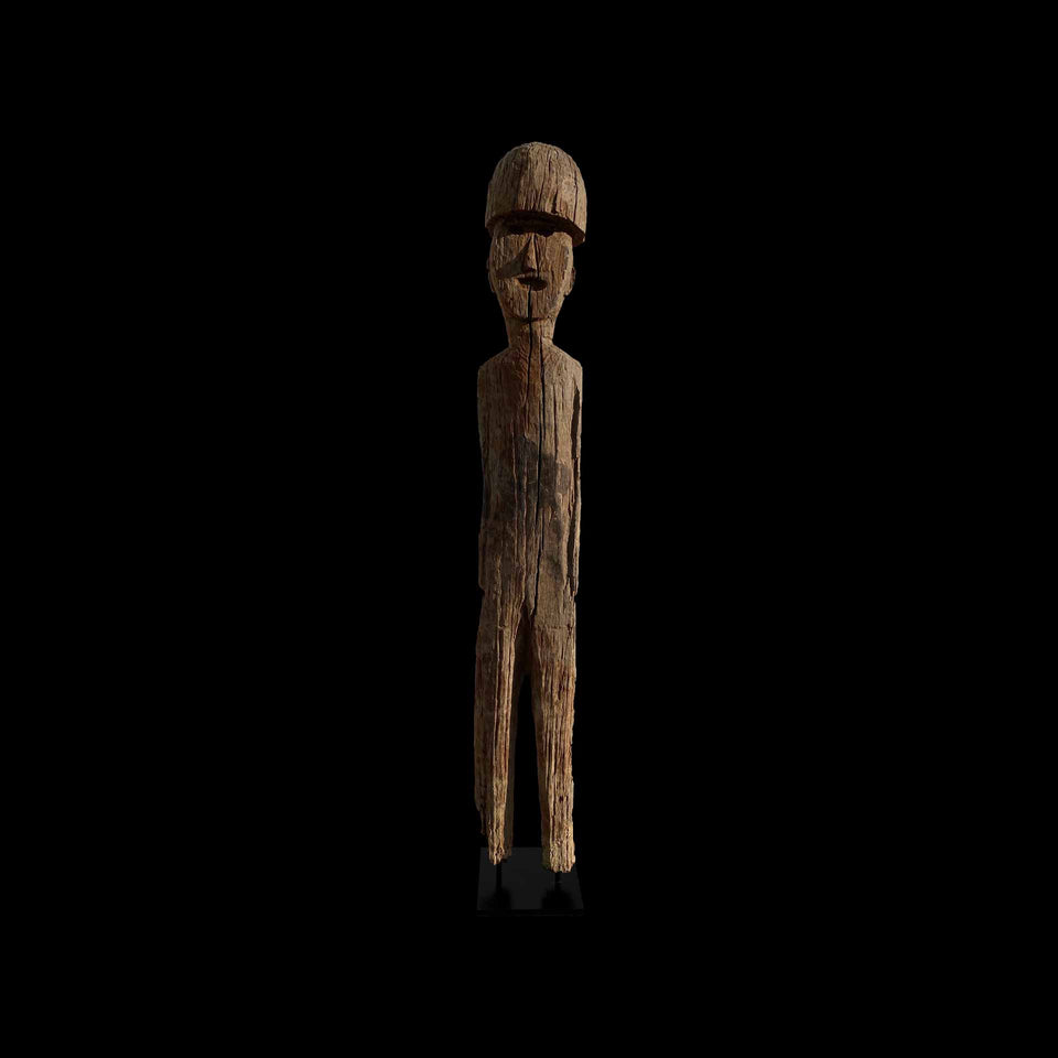 Statue Funéraire Jaraï de Grand Homme Casqué en Bois Sculpté (Vietnam) - Milieu du XXe siècle