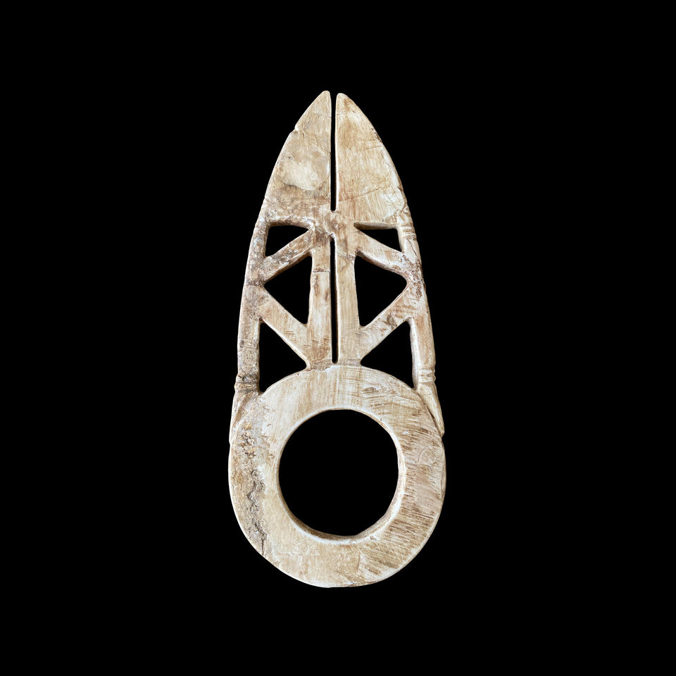 Zaru Monnaie Rituelle en Coquillage Fossilisé Sculpté (Îles Salomon) - Milieu du XXe siècle