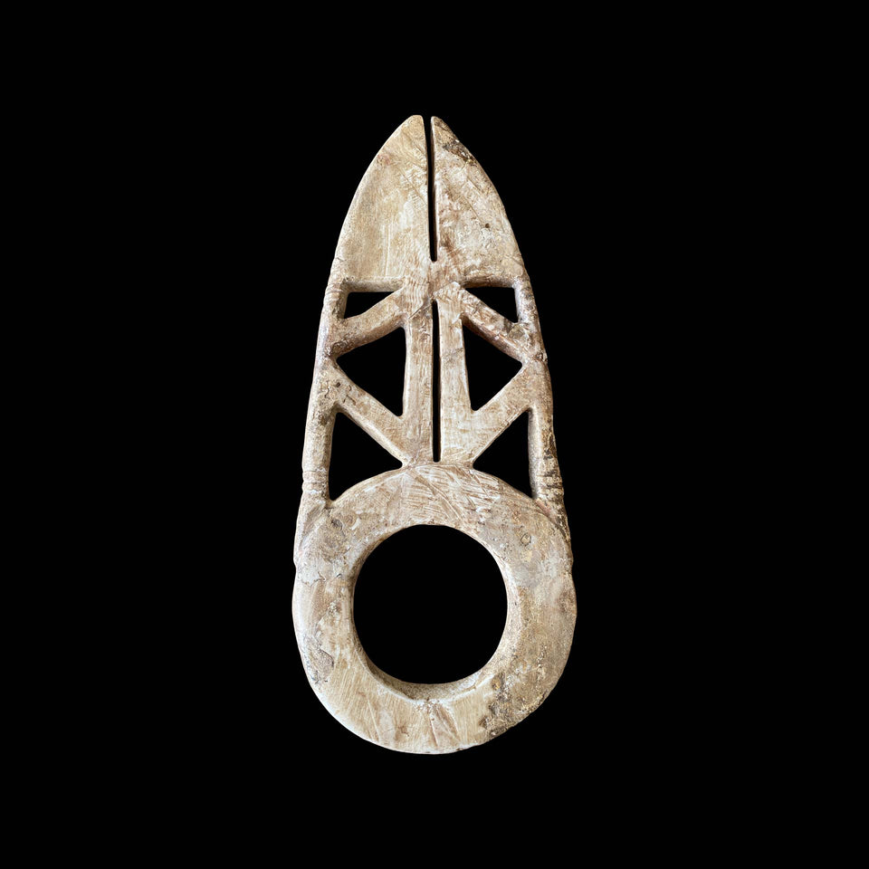 Zaru Monnaie Rituelle en Coquillage Fossilisé Sculpté (Îles Salomon) - Milieu du XXe siècle